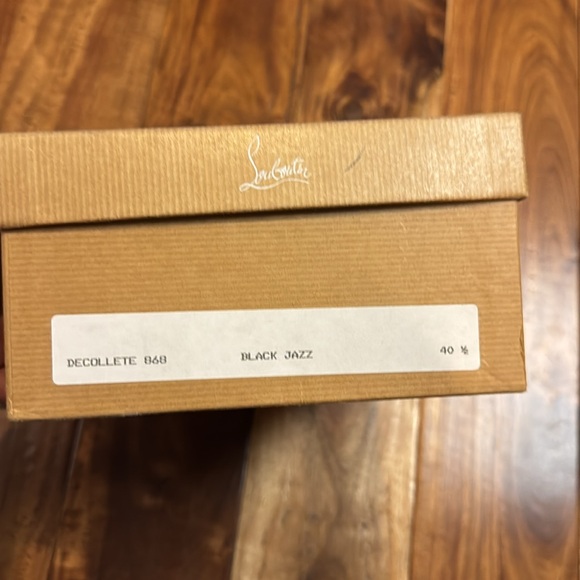 Louboutin black pumps 40.5 originally purchasers from the Real Real - Picture 6 of 7